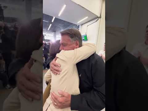 Bolsonaro se emociona no embarque de Michelle para a posse de Trump