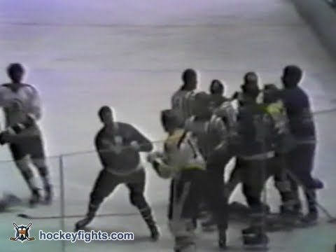 Wayne Cashman vs Tim Horton