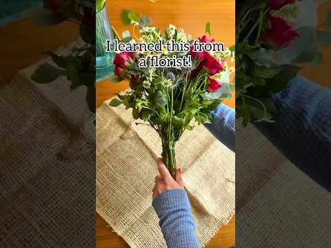 Easy burlap bouquet wrapping technique! #bouquet #craft