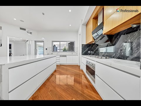 10 Lake Logan Way, Caroline Springs