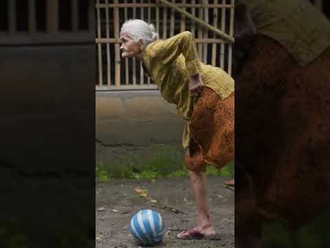Nenek tendang bola #shorts #funny #lucu #videolucu