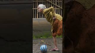 Download lagu Nenek tendang bola #shorts #funny #lucu #videolucu mp3