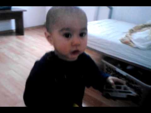 Baby fliegt auf die Fresse