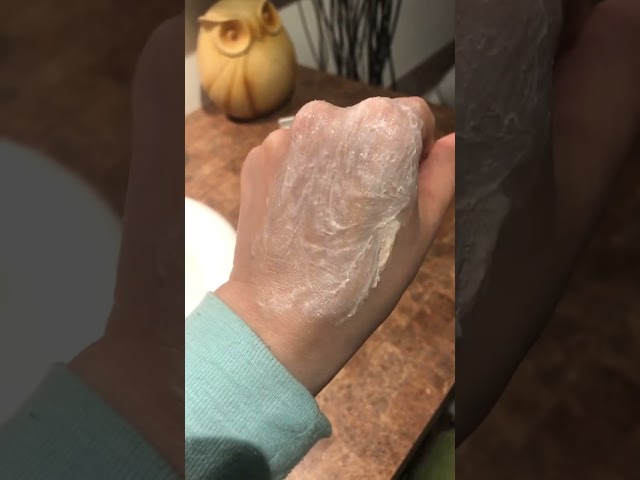 Vídeo relacionado con Clarins 200ml Exfoliating Body Scrub for Smooth Skin (with bamboo powders, softens, smoothes and firms)