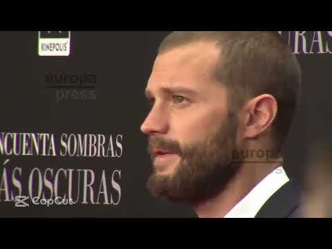 „Give me a kiss“ Jamie Dornan to Dakota Johnson; Erika James: „Don’t do that!“ Premiere Fifty Shades