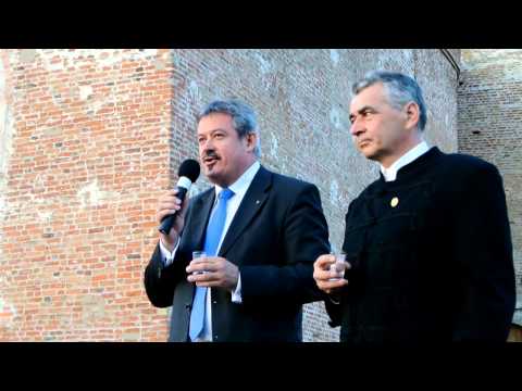 Ágyúdörrenésre egyszerre koccintottak a népek a gyulai vár előtt