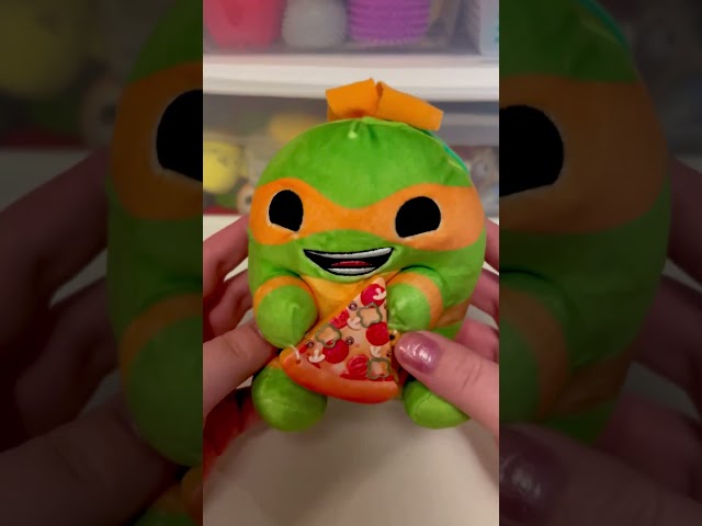 Vídeo relacionado con Snackles Peluche de 13 cm Edición Las Tortugas Ninja de ZURU, Adorable Peluche Esponjoso de 13 cm con temática Las Tortugas Ninja y Pizza de Accesorio(Surtido Aleatorio).