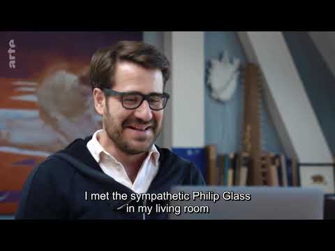 Robert Wilson ARTE Documentary The Beauty of the Mysterious (2022). Ντοκιμαντέρ του ARTE που εξερευνά το έργο του [[#Robert Wilson#]], αναδεικνύοντας την αισθητική και τη θεατρική του γλώσσα. Ο Wilson είναι γνωστός για την αποδόμηση της παραδοσιακής θεατρικής φόρμας, δημιουργώντας έργα που αμφισβητούν τις συμβατικές αφηγηματικές δομές.