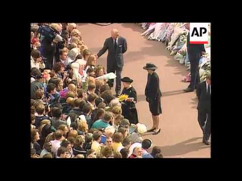 UK - Queen's walkabout at Buckingham Palace