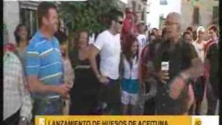 preview picture of video 'Lanzamiento de huesos de aceituna con la boca - El Mármol (Jaén)'