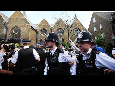 London: Polizei bringt May vor wütenden Demonstranten in Sicherheit