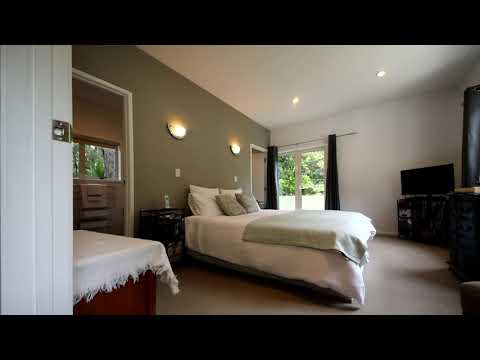 SOLD - 25 Ngaio Road, Titirangi - Angela Smith and Jackie Ostrowski