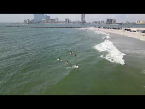 Imatges de drone de Brigantine i els seus surfistes