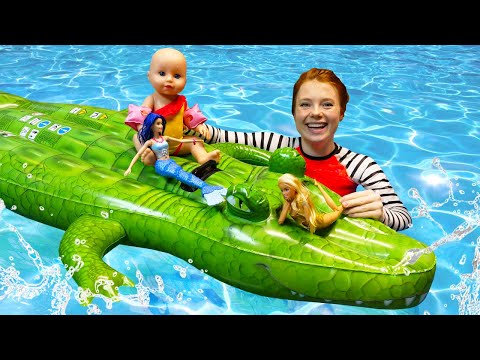 Spielspaß im Schwimmbad. Irene badet zusammen mit Barbie und Baby Born. Puppen Video