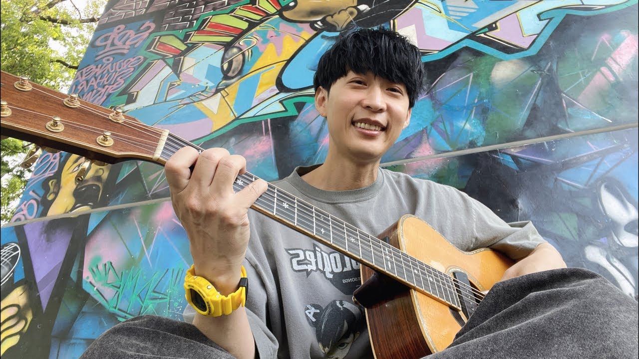 代々木公園で弾き語り配信する男