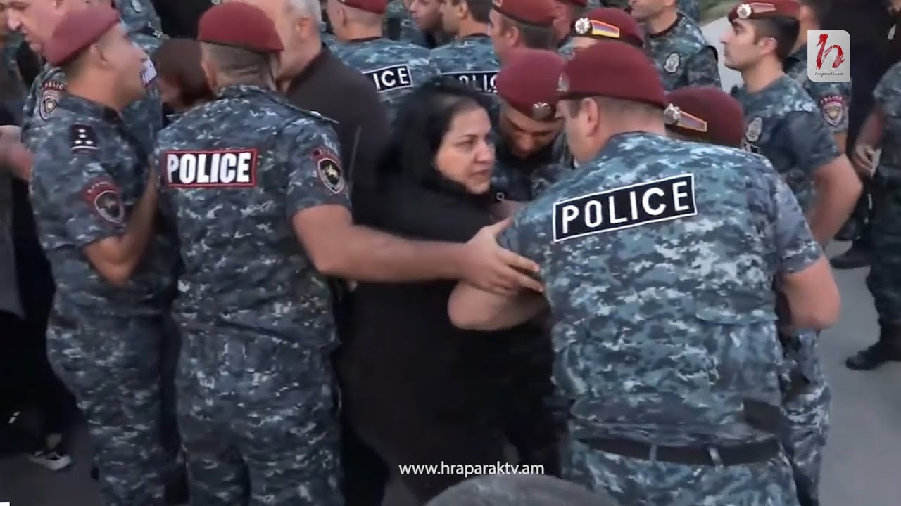 Փաշինյանի այցին ընդառաջ՝ ոստիկանները քաշքշելով բերման են ենթարկում զոհված զինծառայողների ծնողներին
