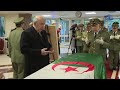 رئيس الجمهورية يلقي النظرة الأخيرة على جثمان اليامين زروال
قرأ فاتحة الكتاب ووقّع على سجل التعازي بقصر الشعب