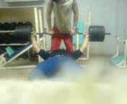 Igor Lara 91Kg levantando no supino reto 150Kg