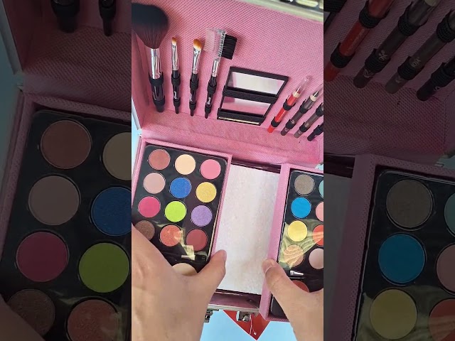 Vídeo relacionado con MYA Cosmetics - MYA KIT 33 Maquillajes | Set Completo para Ojos, Labios y Rostro | Maletín de Maquillaje Portátil y Elegante | 22 Sombras de Ojos | Incluye Brochas
