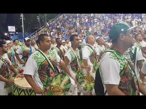Show da bateria da Mocidade no Setor 1 com direito a música 'Que tiro foi esse'
