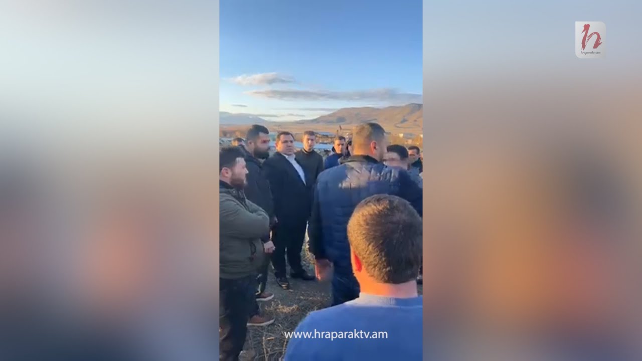 Արցախի պետնախարար Գուրգեն Ներսիսյանը ցուցարարների հետ բանակցում է