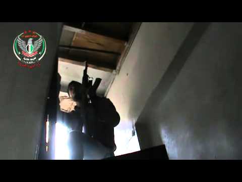 تمشيط الأبنية التي تم السيطرة عليها في مخيم اليرموك من قبل لواء العهدة العمرية