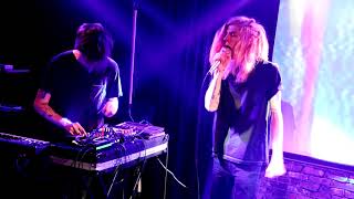 Download lagu Korine -  End to End (Live at QXT's) mp3