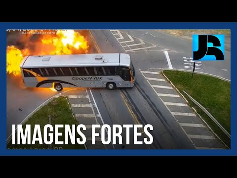 Câmera flagra acidente grave entre carro, caminhão e ônibus no Paraná