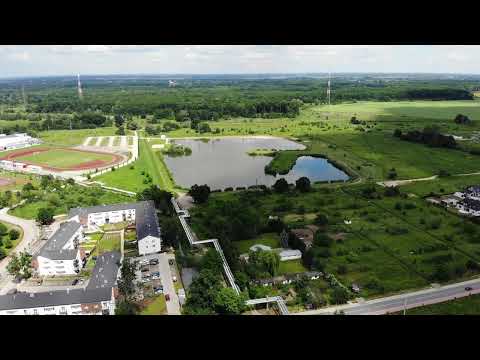 Osiedle Mickiewicza 7 w Siechnicach z lotu ptaka, Błękitna Laguna i Lasy Kotowickie