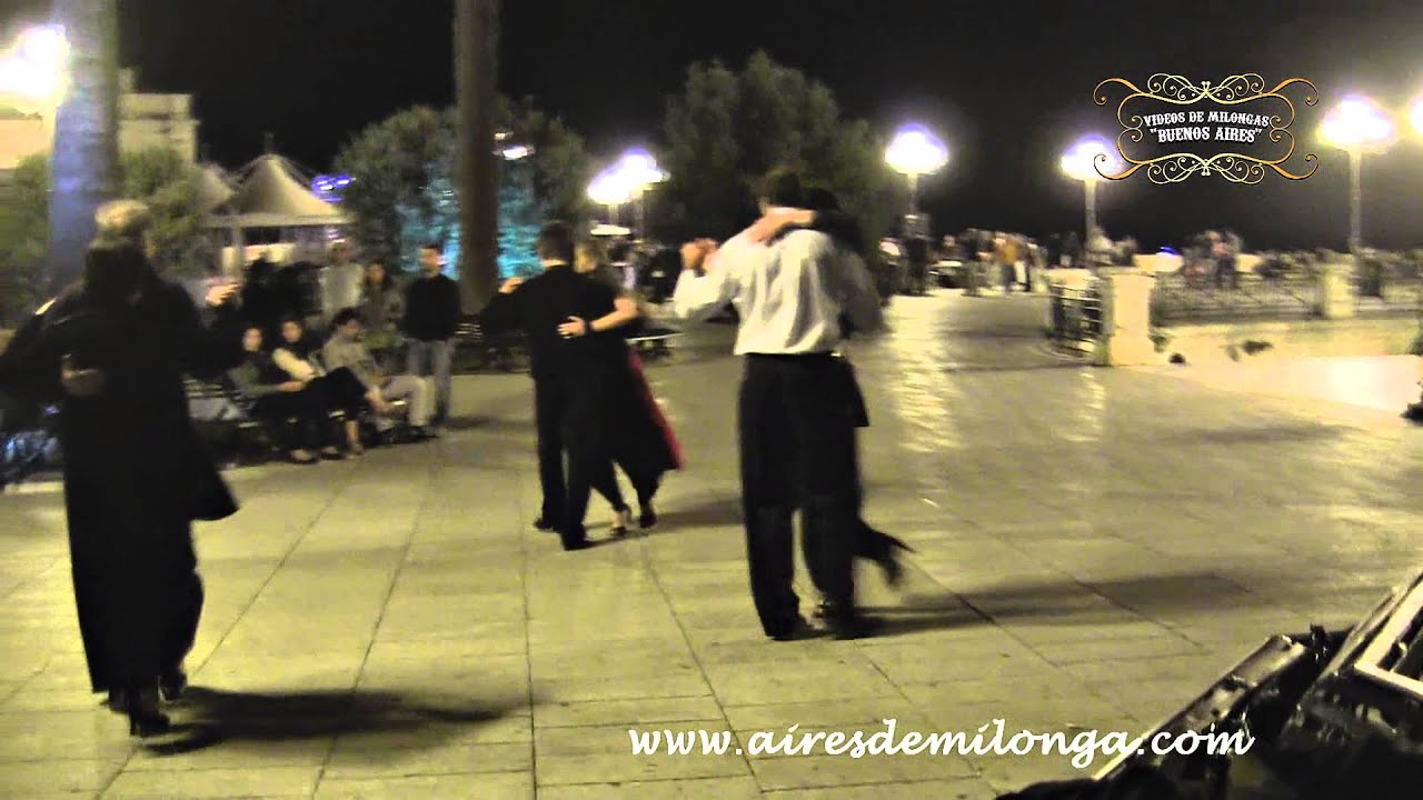 Milongueando en un medieval lugar. Carlos Neuman y Violetta Cossu