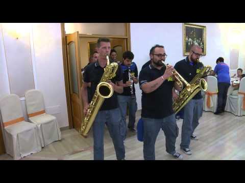 Sorpresa della SassinFunky Street Band agli sposi Walter e Cristina