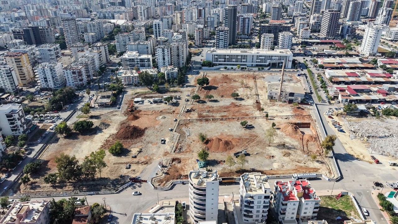 BÜYÜKŞEHİR’İN ‘MEZİTLİ KENT MEYDANI’ PROJESİNDE ÇALIŞMALAR SÜRÜYOR