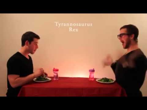 Mann zeigt seinem freund wie verschiedene tiere es