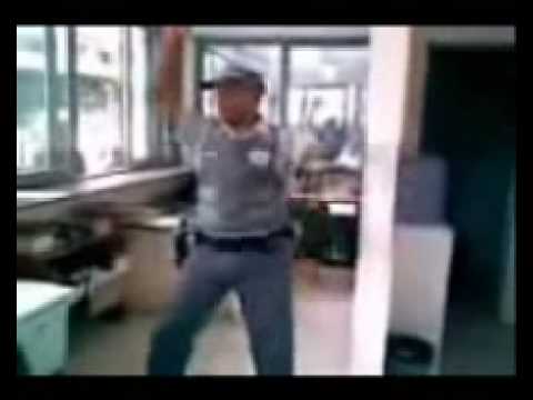 Policial Militar dança robocop gay