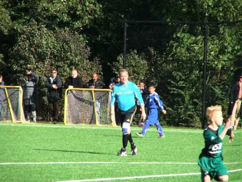 Egbert Hadders fluit wedstrijd ter ere van opening veld CVV Zwerver