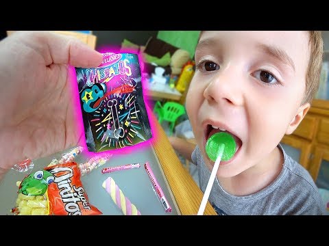 TRYING CANDY LOLLIPOPS WITH MAIKITO!! Trying candy taste test challenge 😋