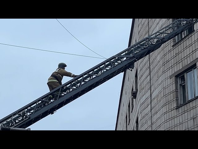 Четыре расчета и 19 спасателей понадобились для ликвидации пожара в многоквартирном доме