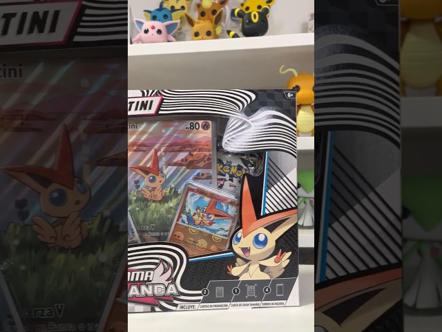Vídeo relacionado con Pokémon Colección Ilustración Teselia Victini (1 Carta holográfica de promoción con ilustración expandida, 4 Sobres de Mejora y 1 Carta holográfica de promoción)