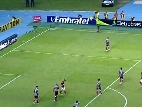 Negueba e Renato Abreu chutam forte, mas Berna espalma os dois chutes, aos 42 do 1º tempo