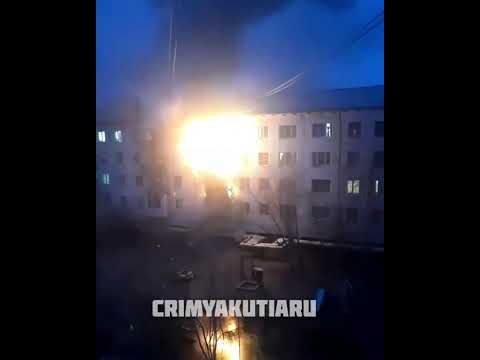 В Якутске на балконе четырехэтажного дома вспыхнул пожар