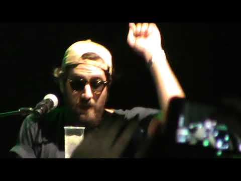 Tommaso Paradiso (The Giornalisti) canta la cover "Don't look back in anger"