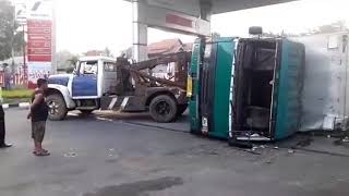 preview picture of video 'Proses Evakuasi Truck Fuso Terguling Di SPBU Penggung Boyolali'
