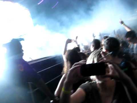 Fatboy Slim just KILLIN it W/ Steve Angello "Rave N' Roll" @Dance.Here.Now Festival 2011