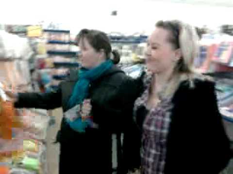 Katja tanzt im Supermarkt