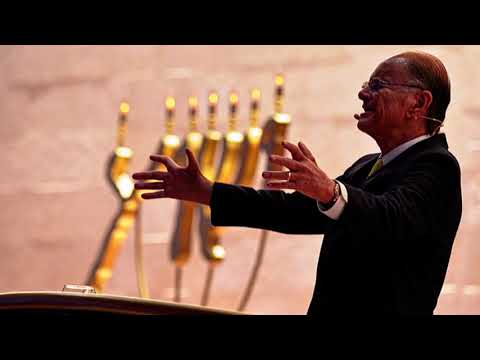 Hinos com Bispo Macedo no Templo de Salomão