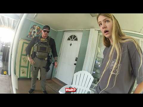 Aggressive 19-Jährige greift das Auto ihres Freundes an und zerstört es.