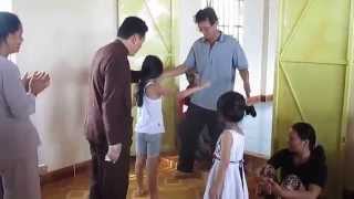 preview picture of video 'Lương y VÕ HOÀNG YÊN trị bệnh bại liệt cho bé PHƯƠNG NGHI'