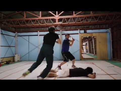 関節技や寝技は1対1の時は本当に強いです。しかし、１対2の戦いでは全く役に立たないです。2人以上いたら、やはり打撃です。パンチや蹴りです。