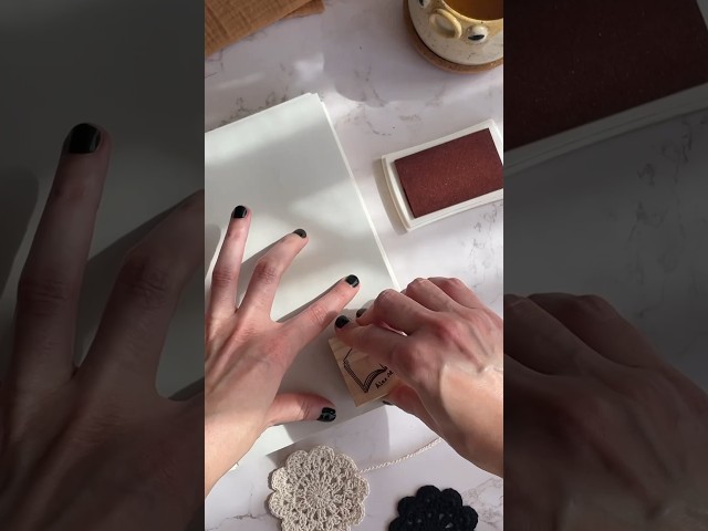 Vídeo relacionado con Sello De Libros En Relieve Personalizado, Libro Embosser con Nombre y Logo, Sello de Libro en Relieve para Libros, Tarjetas, Bibliotecas, Sobres, Invitaciones de Boda