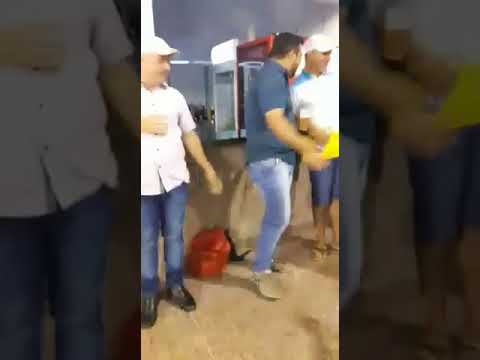 Bruno da Auto Peças toma choque em Buteco e quase morre eletrocutado